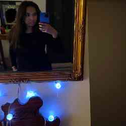 Single Iranian woman in Paris, France, France