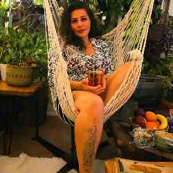 Single Iranian woman in Los Angeles, California, United States