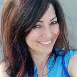 Single Iranian woman in Paris, France, France