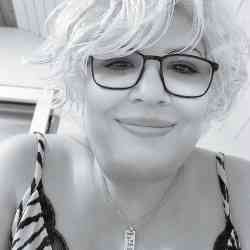 Single Iranian woman in Toronto, ON, Canada