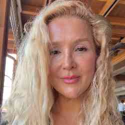 Single Iranian woman in , Turkey