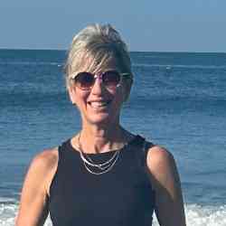 Single Iranian woman in Vancouver, BC, Canada