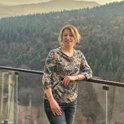 Single Iranian woman in Melbourne, VIC, Australia