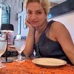 Single Iranian woman in London, UK, United Kingdom
