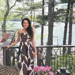 Single Iranian woman in Toronto, ON, Canada