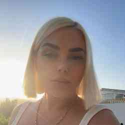 Single Iranian woman in Dubai, United Arab Emirates, United Arab Emirates