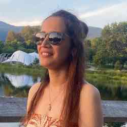 Single Iranian woman in Vancouver, BC, Canada