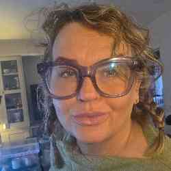 Single Iranian woman in London, UK, United Kingdom