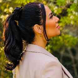 Single Iranian woman in London, UK, United Kingdom