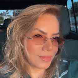 Single Iranian woman in Dubai, United Arab Emirates, United Arab Emirates