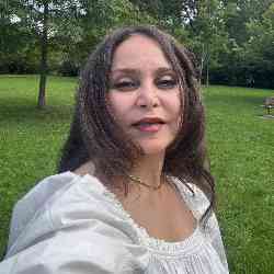 Single Iranian woman in Toronto, ON, Canada
