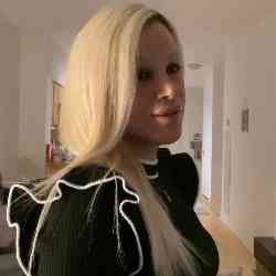 Single Iranian woman in Toronto, Ontario, Canada