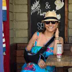 Single Iranian woman in Los Angeles, California, United States