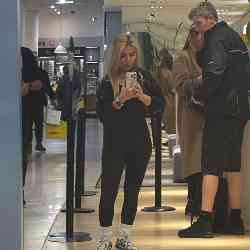 Single Iranian woman in London, England, United Kingdom