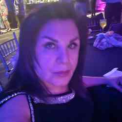 Single Iranian woman in Toronto, Ontario, Canada