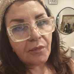 Single Iranian woman in Toronto, Ontario, Canada