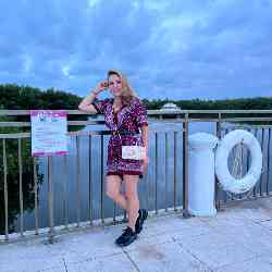 Single Iranian woman in Paris, Île-de-France, France