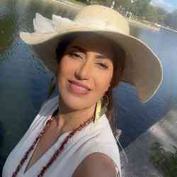 Single Iranian woman in Toronto, Ontario, Canada