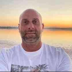 Single Greek man in London, United Kingdom