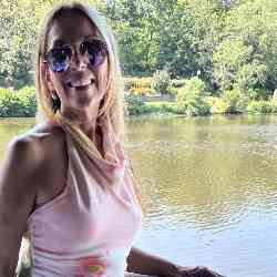 Single Greek woman in New York, New York, United States