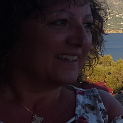 Single Greek woman in Chicago, Illinois, United States