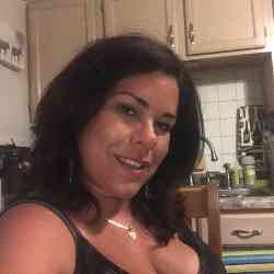 Single Greek woman in Chicago, Illinois, United States