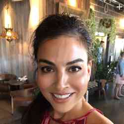 Single Greek woman in Chicago, Illinois, United States