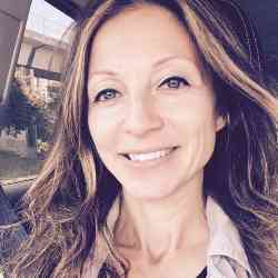 Single Greek woman in Los Angeles, California, United States