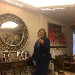 Single Greek woman in Pireas, Greece