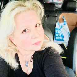 Single Greek woman in Los Angeles, California, United States