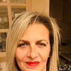 Single Greek woman in London, England, United Kingdom