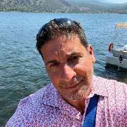 Single Greek man in Chicago, Illinois, United States