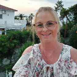 Single Greek woman in Thessaloniki, Greece