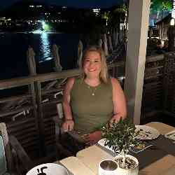 Single Greek woman in Boston, MA, United States