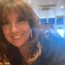 Single Greek woman in London, UK, United Kingdom