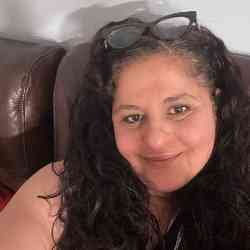 Single Greek woman in New York, NY, United States