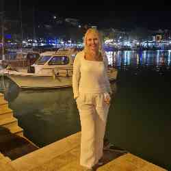 Single Greek woman in London, UK, United Kingdom