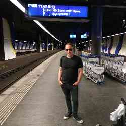 Single Greek man in Athens, Ελλάδα, Greece