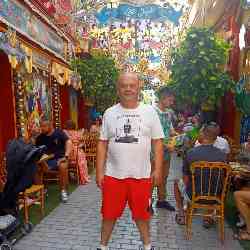 Single Greek man in Μαρκόπουλο Μεσογαίας, Ελλάδα, Greece