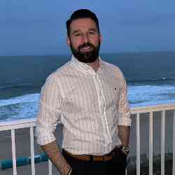 Single Greek man in Williamsburg, Virginia, United States