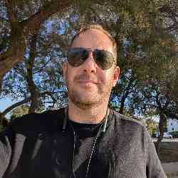 Single Greek man in Anatoliki Attiki, Anatoliki Attiki, Greece