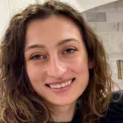 Single Greek woman in New York, NY, United States