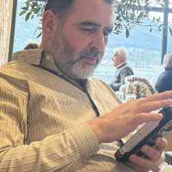 Single Greek man in Athens, Ελλάδα, Greece