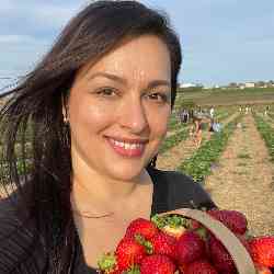 Single Greek woman in Toronto, Ontario, Canada