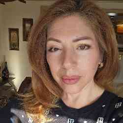 Single Greek woman in Skokie, Illinois, United States