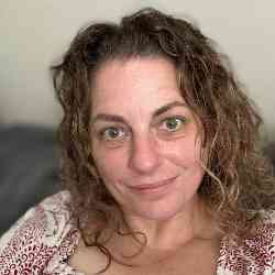 Single Greek woman in Los Angeles, CA, United States