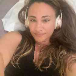 Single Greek woman in New York, NY, United States