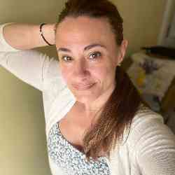 Single Greek woman in New York, NY, United States