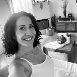 Single Greek woman in Bootle, England, United Kingdom