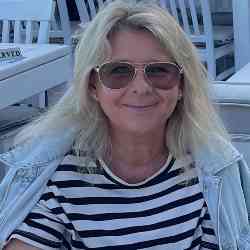 Single Greek woman in Belfast, UK, United Kingdom